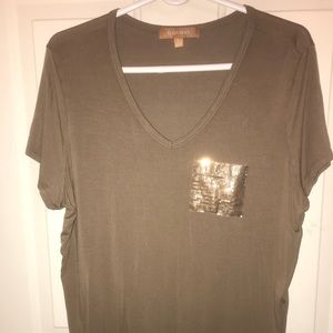 Beautiful Ellen Tracy T-shirt with Sequin Pocket